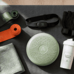 Accessoires de sport variés sur tapis