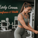 femme salle de sport ajustant machine guidée