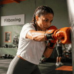 fitboxing femme frappant sac de frappe