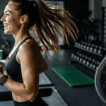 Femme courant salle de sport hormone du bonheur sport