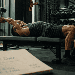 pull over exercice athlète haltère salle musculation