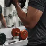 exercice bicep avec haltere devant miroir