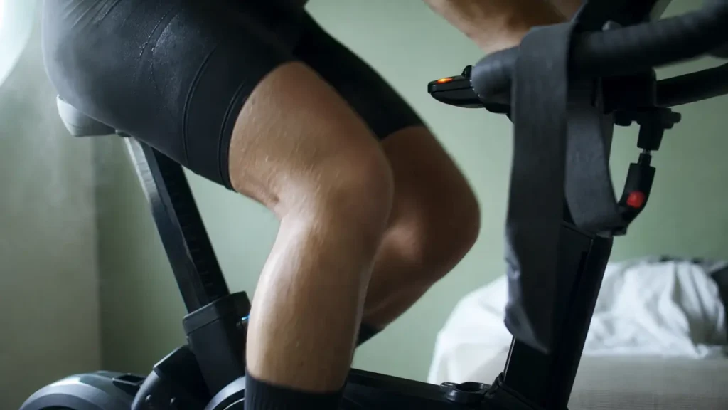 Muscle velo : gros plan cuisses, fessiers et tronc sur vélo d’appartement