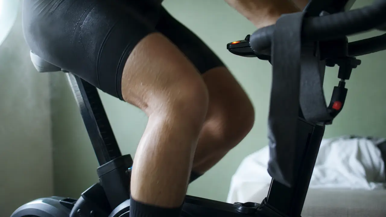 Muscle velo : gros plan cuisses, fessiers et tronc sur vélo d’appartement