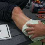 déchirure musculaire mollet : compresse froide sur le mollet d’un coureur