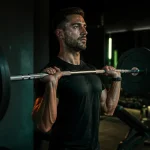 developpement militaire, coach pose barre sur les clavicules, épaules massives sans douleur
