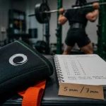 Genouillère musculation 5 mm ou 7 mm pour squats lourds, vue genou en salle