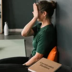 Muscler cervicales : rétraction cervicale contre un mur, menton rentré