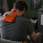 Contracture musculaire du dos : temps de guérison 3 à 10 jours, bouillotte sur le haut du dos